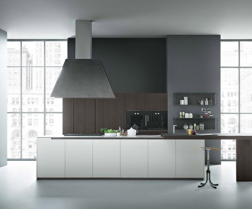 cucina moderna bianca e legno scuro