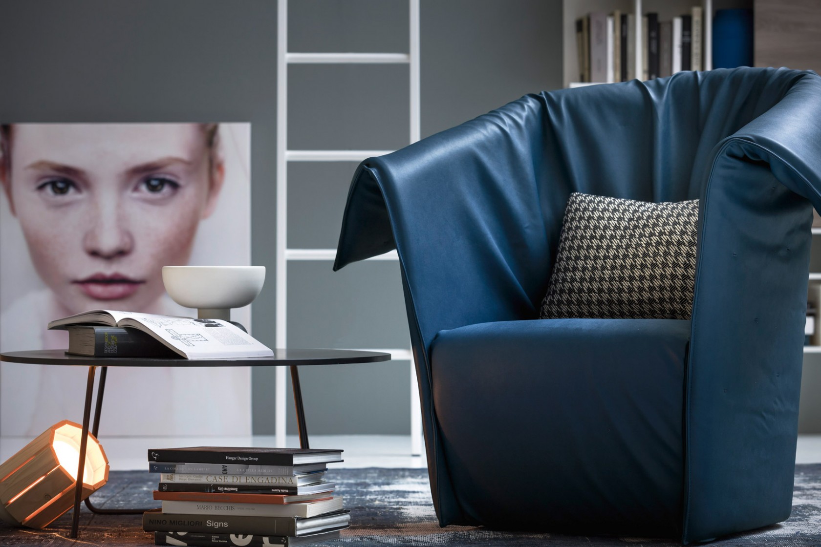 poltroncina moderna pelle blu scuro