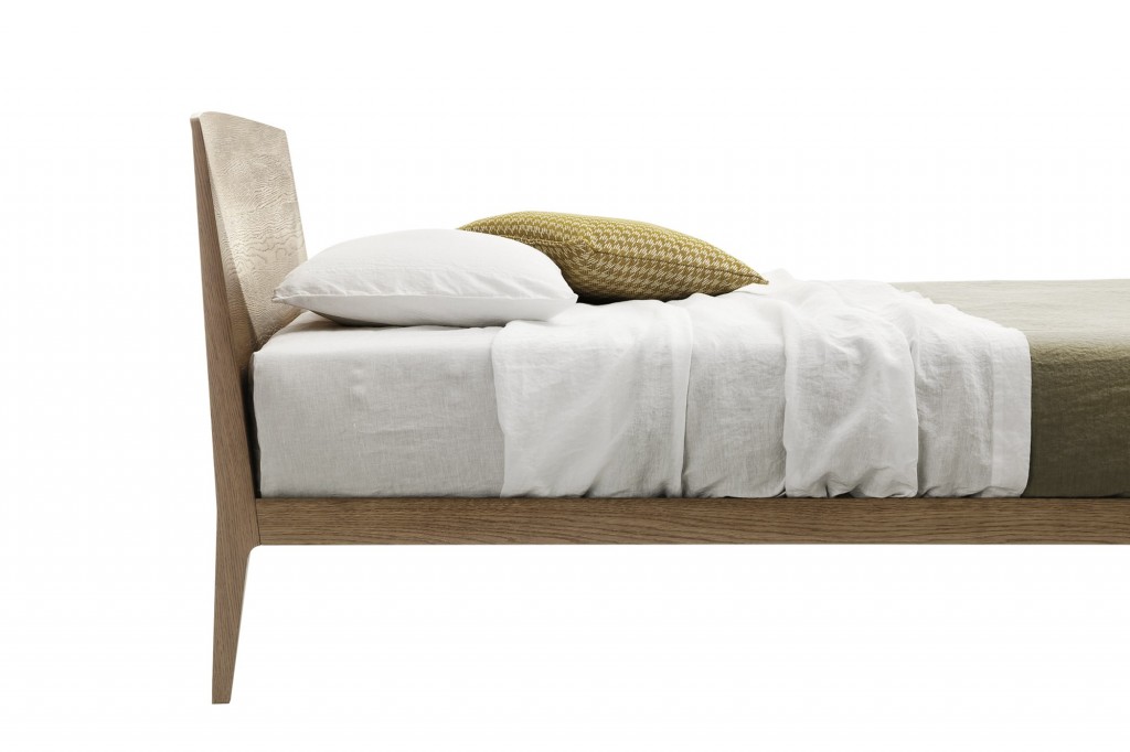 letto in legno chiaro moderno