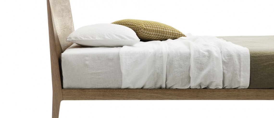 letto in legno chiaro moderno