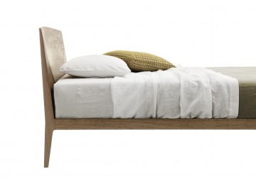 letto in legno chiaro moderno
