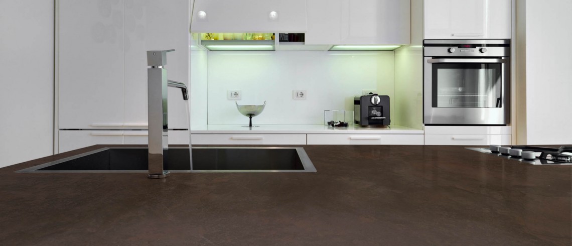 cucina moderna marrone scuro